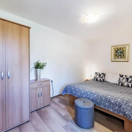 2 Bedroom Stunning In Pula בית נופש