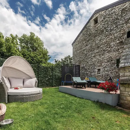 2 Bedroom Stunning In Pula Pinezici (Istria)