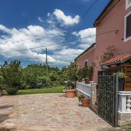 2 Bedroom Stunning In Pula Hébergement de vacances Pinezici (Istria)